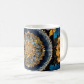 Niedliches Mandala Design auf blauem Hintergrund m Kaffeetasse (VorderseiteRechts)