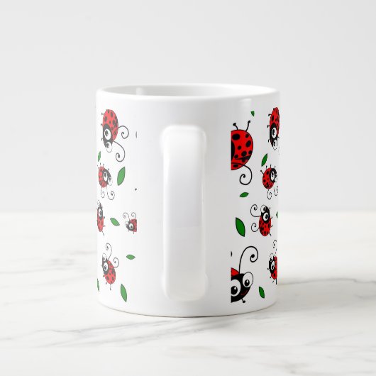 Niedliches Marienkäfermuster Jumbo-Tasse (Rückseite)