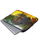 Niedliches Meerschweinchen in der Natur Laptopschutzhülle (Vorne Knopf)