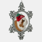 Niedliches Meerschweinchen mit Weihnachtshut auf Schneeflocken Zinn-Ornament (Links)