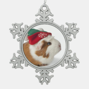 Niedliches Meerschweinchen mit Weihnachtshut auf Schneeflocken Zinn-Ornament