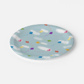 Niedliches mehrfarbiges Kites Kids-Muster Pappteller (Schrägansicht)