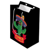 Niedliches mexikanisches Cactus Cinco De Mayo Part Mittlere Geschenktüte (Vorderseite Schrägansicht)