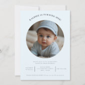 niedliches minimales Foto Erstgeburt blass blaues Einladung (Vorderseite)