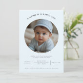 niedliches minimales Foto Erstgeburt blass blaues Einladung (Stehend Vorderseite)