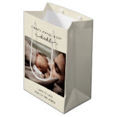 Niedliches Minimalistisches Foto des eigenen Vater Mittlere Geschenktüte (Vorderseite Schrägansicht)