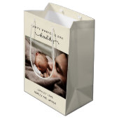 Niedliches Minimalistisches Foto des eigenen Vater Mittlere Geschenktüte (Rückseite Schrägansicht)