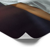 Niedliches Modell in einem Gildan-Hemd, das auf de Poster (Ecke)