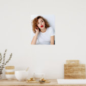 Niedliches Modell mit glattem Haar mit Gildan-Hemd Poster (Küche)