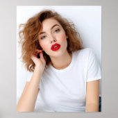 Niedliches Modell mit glattem Haar mit Gildan-Hemd Poster (Vorne)