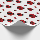 Niedliches modernes Marienkäfer-Muster Geschenkpapier (Ecke)