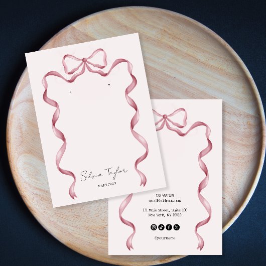 niedliches, modernes Ohrring-Display mit rosa Bugb Visitenkarte