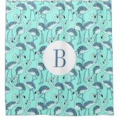 Niedliches Monogram Blue Flamingos Muster Duschvorhang (Vorderseite)