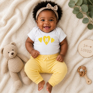 Niedliches Monogramm Gelbes Herz Baby Strampler