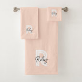 Niedliches Monogramm Rosa Modernes Retro-Trendy Badhandtuch Set (Insitu)