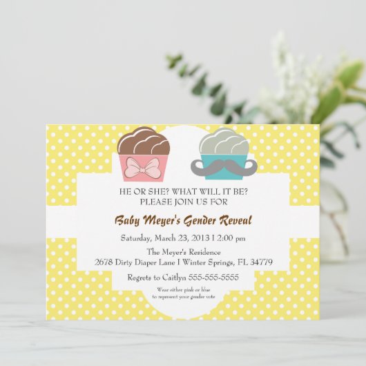 Niedliches Mustache & Bow Cupcake Gender Reveve Einladung (Stehend Vorderseite)