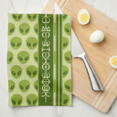 Niedliches Muster der grünen Alien mit Ihrem Namen Geschirrtuch (Viertel Falte)