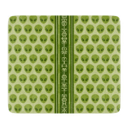 Niedliches Muster der grünen Alien mit Ihrem Namen Schneidebrett