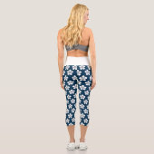 Niedliches Muster der weißen Blume in Dunkelblau Capri Leggings (Rückseite)