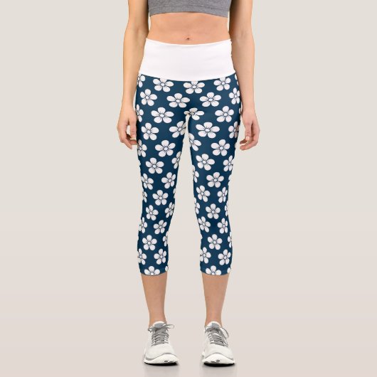 Niedliches Muster der weißen Blume in Dunkelblau Capri Leggings (Vorderseite)