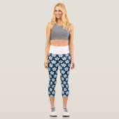 Niedliches Muster der weißen Blume in Dunkelblau Capri Leggings (Vorderseite)
