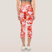 Niedliches Muster des modernen Roten Herzens Capri Leggings (Rückseite)