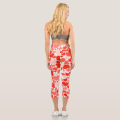 Niedliches Muster des modernen Roten Herzens Capri Leggings (Rückseite)