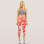 Niedliches Muster des modernen Roten Herzens Capri Leggings (Vorderseite)
