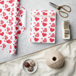 Niedliches Muster eines roten Herzens auf Weiß Geschenkpapier