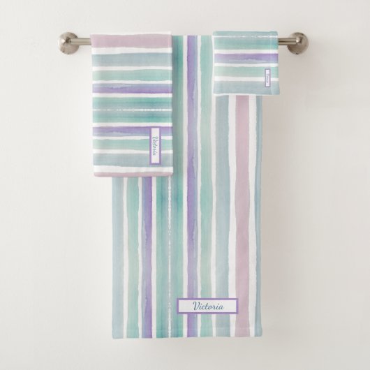 Niedliches Muster Farbstreifen Pink Blue Monogram Badhandtuch Set (Insitu)