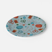 Niedliches nähendes Themed Muster-Blau Pappteller (Schrägansicht)
