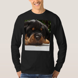 Niedliches Nahes Aufsetzen eines kleinen Rottweile T-Shirt
