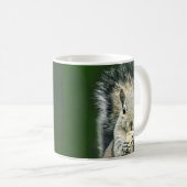 Niedliches Nahes Up of a Squirrel Snacking Wildlif Kaffeetasse (VorderseiteRechts)