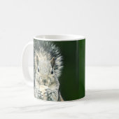 Niedliches Nahes Up of a Squirrel Snacking Wildlif Kaffeetasse (Vorderseite Links)