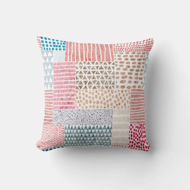 Niedliches nahtloses Muster im Patchwork-Stil. Ein Kissen (Vorderseite)