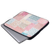 Niedliches nahtloses Muster im Patchwork-Stil. Ein Laptopschutzhülle (Vorne Knopf)