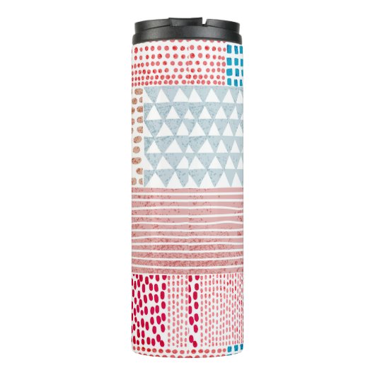 Niedliches nahtloses Muster im Patchwork-Stil. Ein Thermosbecher (Rückseite)