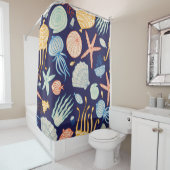 Niedliches nahtloses Muster mit Quallen, Muscheln, Duschvorhang (Beispiel)