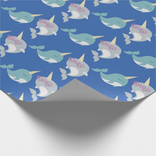 Niedliches Narwhal-Cartoon-Muster in Blau Geschenkpapier (Ecke)
