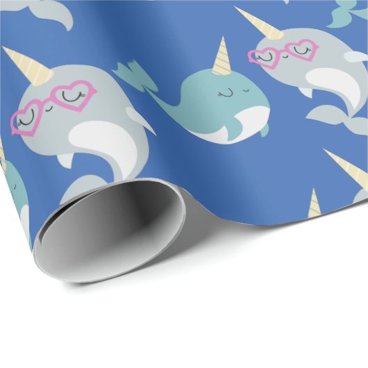 Niedliches Narwhal-Cartoon-Muster in Blau Geschenkpapier (Rolleneckpunkt)