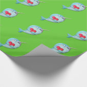 Niedliches Narwhal mit Herzen Geschenkpapier (Ecke)