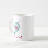 Niedliches Narwhal mit Herzen Kaffeetasse (Vorderseite Links)