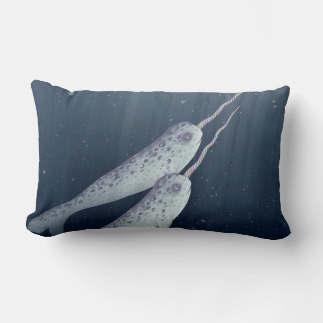 Niedliches Narwhals, das zusammen Underwater Lendenkissen (Vorderseite)