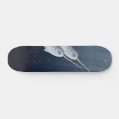 Niedliches Narwhals, das zusammen Underwater Skateboard (Horizontal)