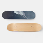 Niedliches Narwhals, das zusammen Underwater Skateboard (Horizontal)