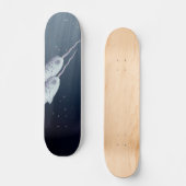 Niedliches Narwhals, das zusammen Underwater Skateboard (Vorderseite)