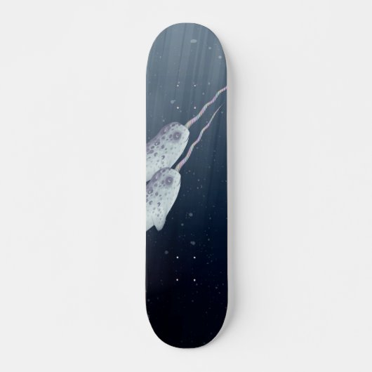 Niedliches Narwhals, das zusammen Underwater Skateboard (Vorne)