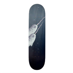 Niedliches Narwhals, das zusammen Underwater Skateboard