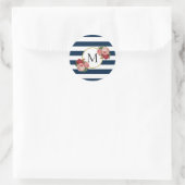 Niedliches Navy White Strip Retro Floral Monogramm Runder Aufkleber (Tasche)