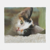 Niedliches neugieriges Kätzchen-einmischende Fleecedecke (Vorderseite (Horizontal))
